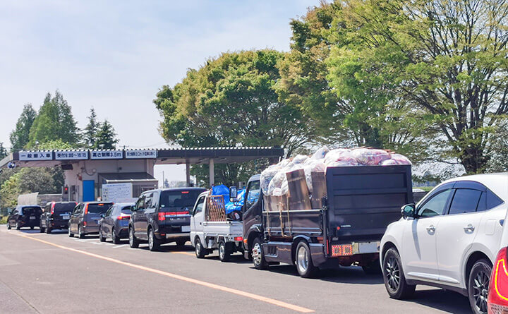 ゲートで渋滞しているイメージ画像